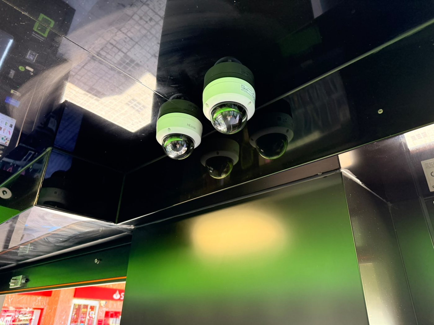Cámaras de videovigilancia instaladas en el acceso de un establecimiento