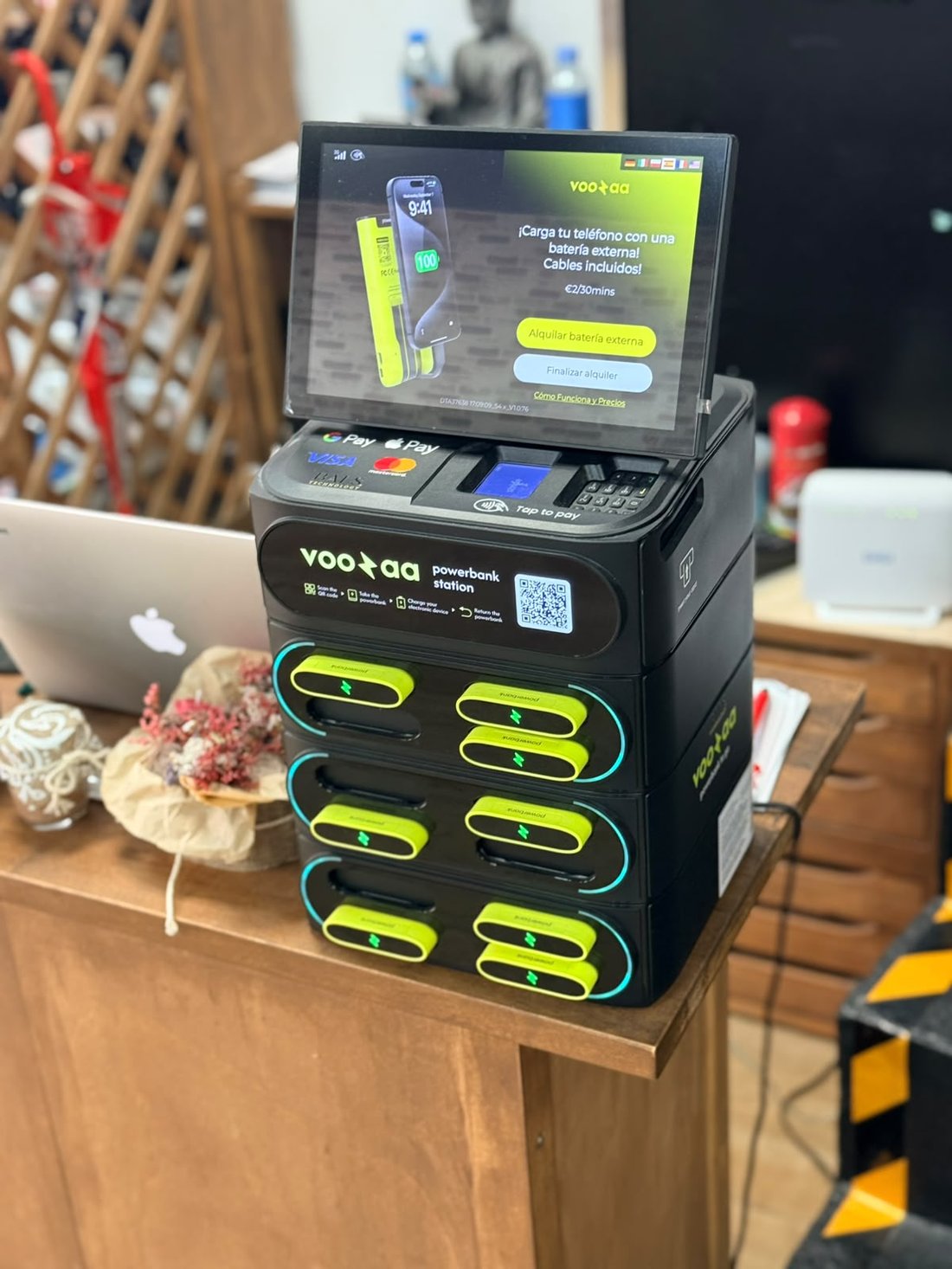 Estación de carga de baterías portátiles Voozaa instalada en el mostrador de un local de Gran Canaria