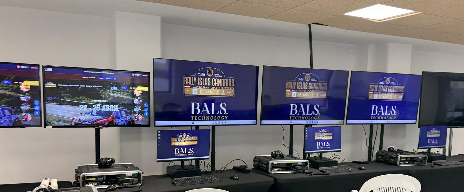 Sala de control con pantallas y equipos de telecomunicaciones montada por Bals Technology en el WRC Islas Canarias